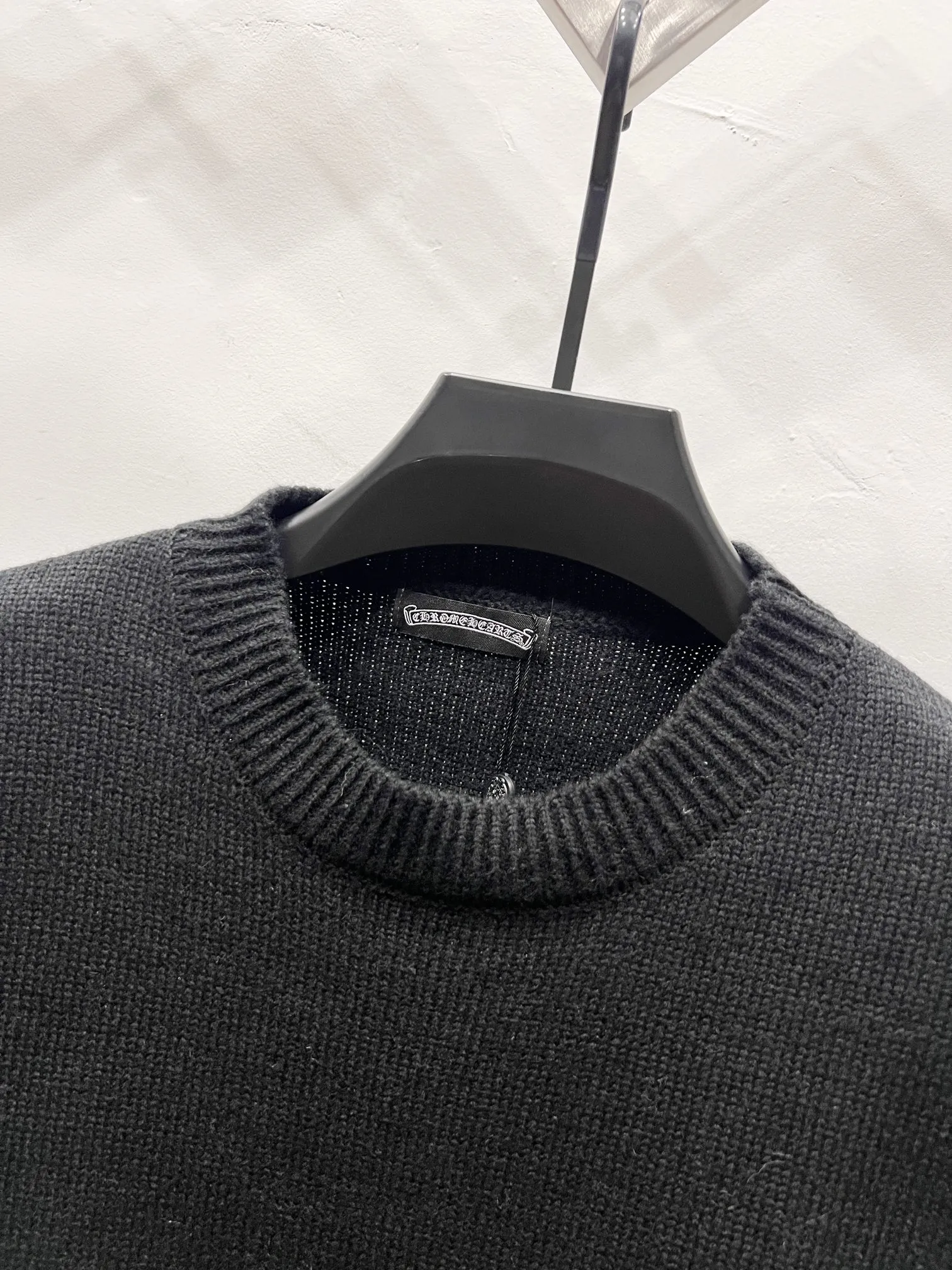 P240 High quality, model number: (Q062) Chrome Hearts CH Chrome Hearts patchwork cross hole knitted sweater pullover. The popular style is the same for men and women. It is matched with black and white. It looks good in real life. It looks good in daily wear. It is even more photogenic. It’s hard not to buy it. Buy it for me!!! Believe me, no one can refuse such a captain style Chrome Hearts jacket. It has expanded the version based on the old version and has a loose and stylish upper body. Casual design with an expanded hem. Fat people are extremely slim. Thin people have a limited height. Ten thousand yuan ZP printing. 1:1 perfect restoration. Looks good when worn alone. Can be easily controlled by both men and women. If you care more about quality, you must also respect the price. It is completely different from the thin transparent bottoms on the market that pill when worn. If the style makes you shine at a glance, then quality is what you should pay more attention to. We focus on quality rather than price. Customers who have received my products all know it. ️️️ Sweaters on the market are generally made of bract core yarn. We use modal. The advantages over core-spun yarn are very intuitive: high cost, high price, high density, relatively expensive for developers, and let us make a lot less money. In addition, it is delicate, has no scum on the upper body, resists pilling, and is high-end. We are conscientious sellers and do not use core-spun yarn. Apart from being cheap, core-spun yarn is really useless. It shrinks, pills, hooks, and makes people pierced. He is proficient in everything. It is 2024. Who doesn’t want to look decent when they go out? Quality determines the upper body effect. No matter how bad the quality, the best style is still the temperament of the urban-rural fringe. We only do long-term business. Quality determines character. Take it back and wear it with confidence and wash it. The quality of the pattern will definitely make your eyes shine. We only make the right version of high quality. We make high-end hard goods. Reject junk goods and reject fast food. Conscientious quality and conscientious price. You deserve it!  Color: Black White Gray Red Size: S M L